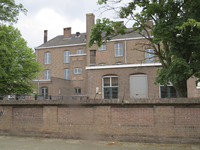 906388 Gezicht op de achtergevel van het schoolgebouw Ondiep 63, aan de Sparstraat te Utrecht.